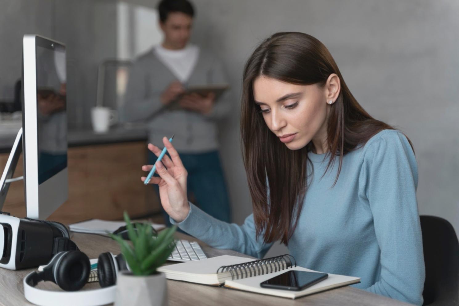 Persona trabajando tranquila en sus finanzas personales